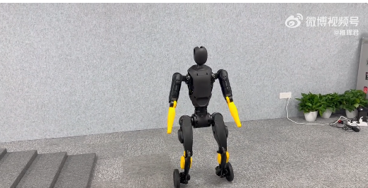 智远哪吒机器人灵犀X2-N双形态切换 灵活适应复杂地形场景