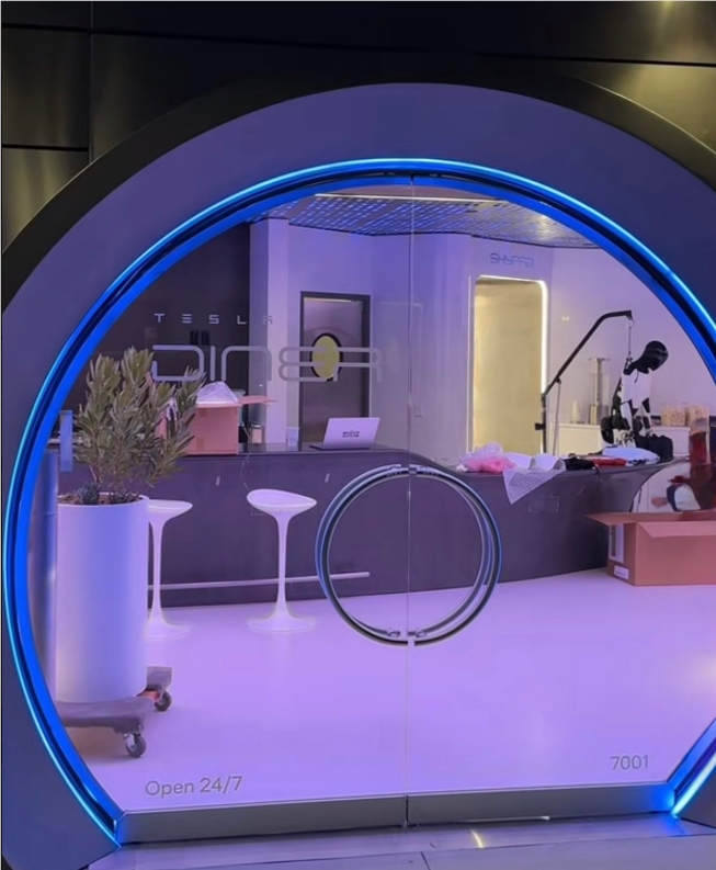 特斯拉人形机器人将在首间主题餐厅任服务员，可充电观影享特色体验