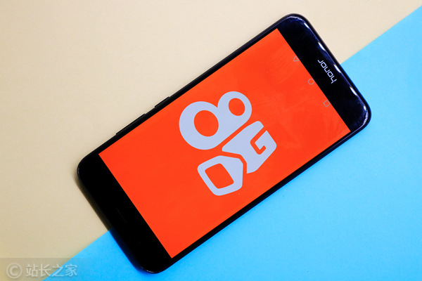 快手拟加大AI投资 柯灵AI首季收入超1.5亿 今年利润率将降1%-2%