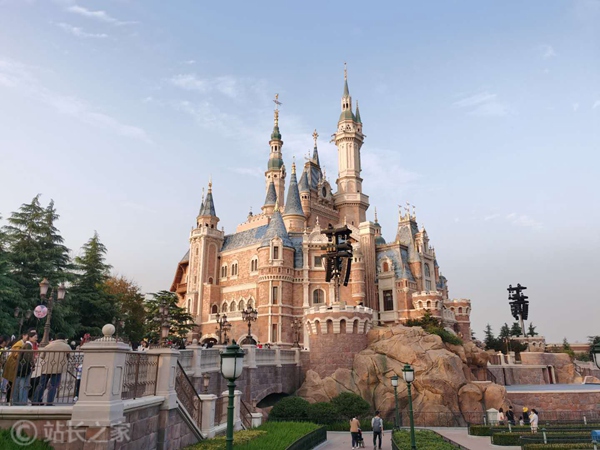 迪士尼CEO及艺术家担忧AI威胁创意产业，迪士尼起诉Midjourney