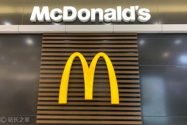 麦当劳荷兰AI圣诞广告因反传统与劣质视觉效果遭网友抨击撤回