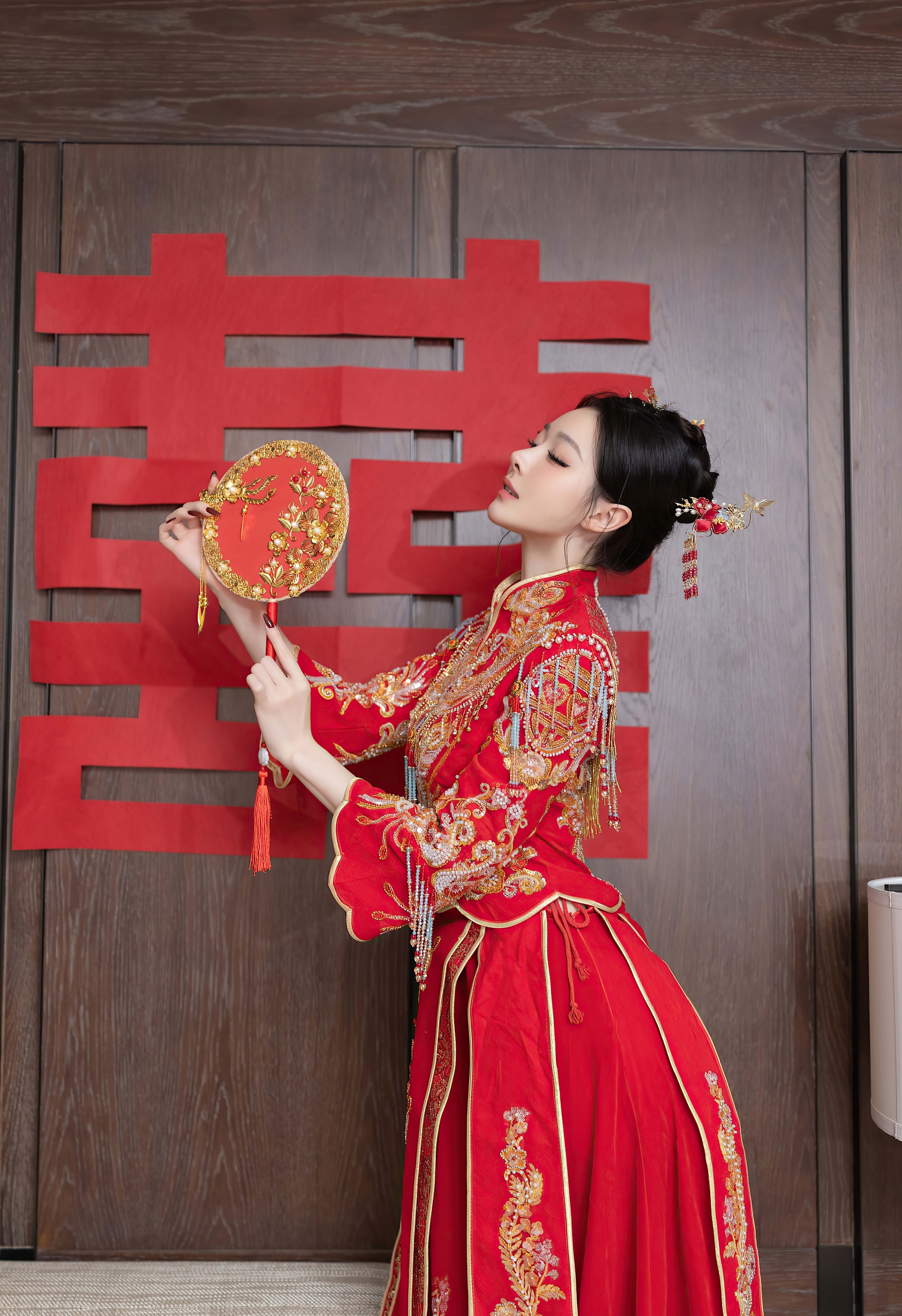 红金龙凤绣中式嫁衣衬娇颜 囍字环伺漾婚仪喜庆精致韵 红金龙凤绣中式嫁衣衬娇颜 囍字环伺漾婚仪喜庆精致韵