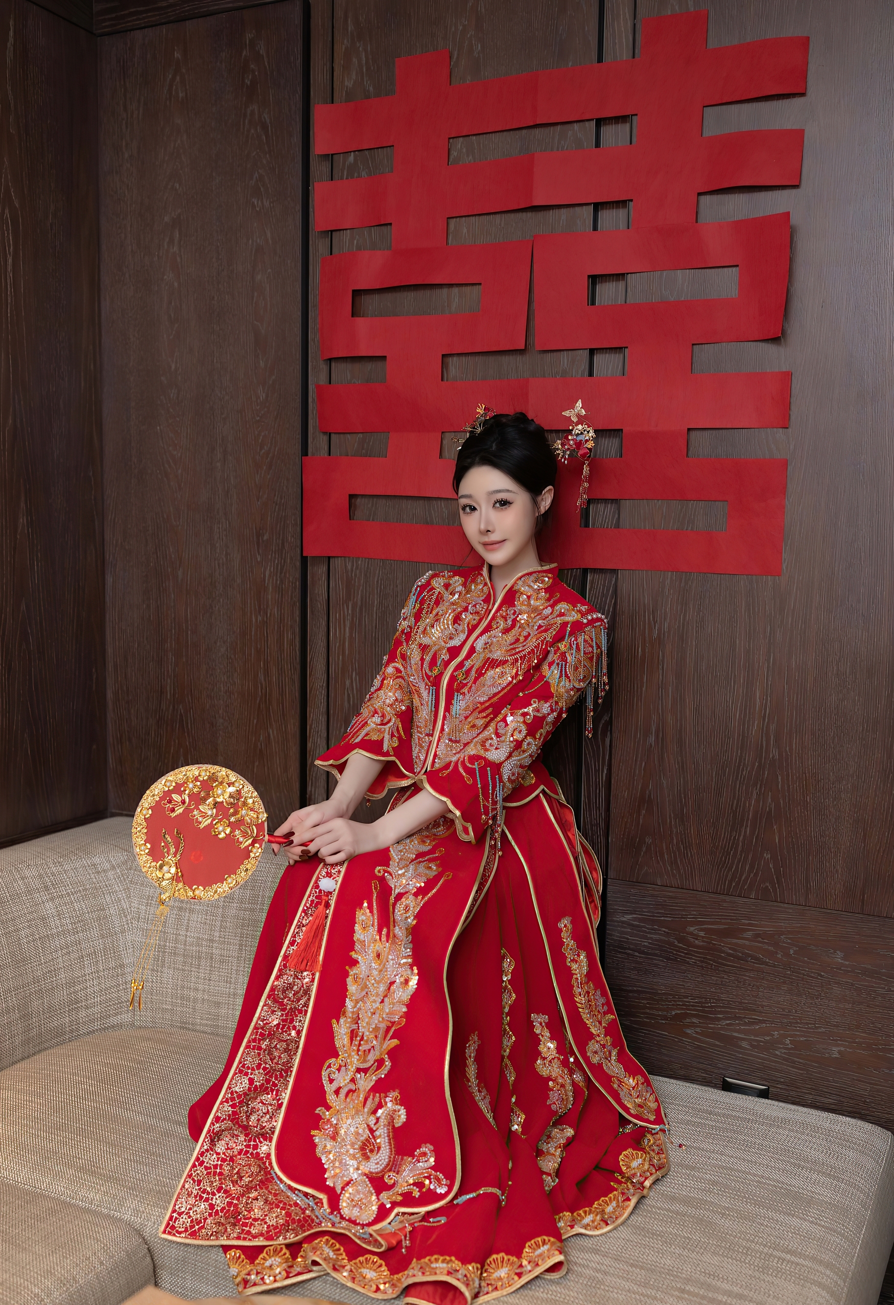 红金龙凤绣中式嫁衣衬娇颜 囍字环伺漾婚仪喜庆精致韵 红金龙凤绣中式嫁衣衬娇颜 囍字环伺漾婚仪喜庆精致韵