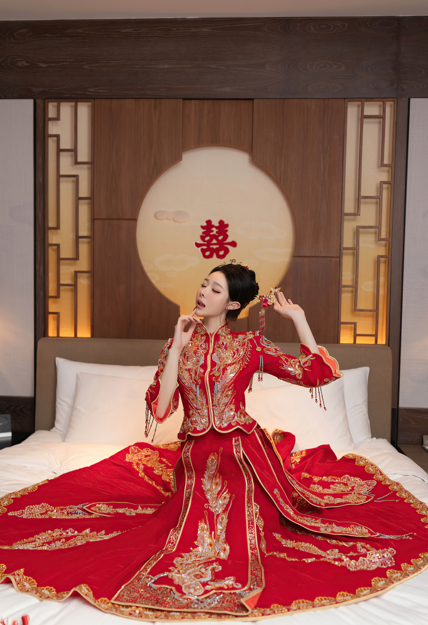 红金龙凤绣中式嫁衣衬娇颜 囍字环伺漾婚仪喜庆精致韵 红金龙凤绣中式嫁衣衬娇颜 囍字环伺漾婚仪喜庆精致韵