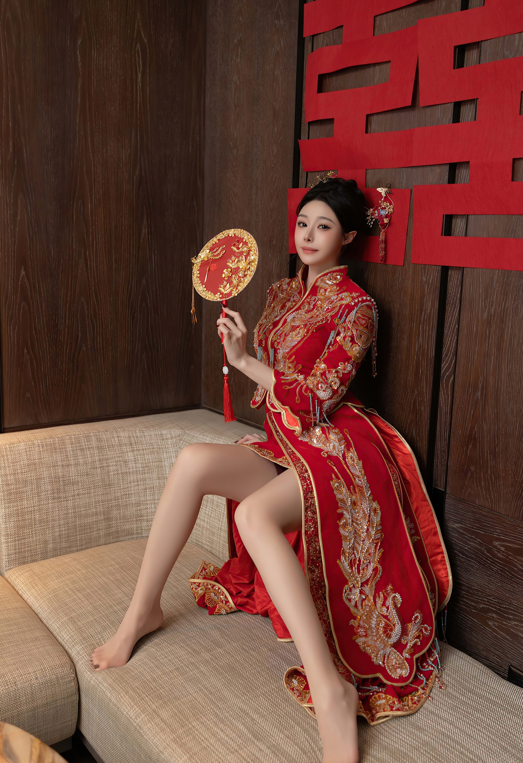 红金龙凤绣中式嫁衣衬娇颜 囍字环伺漾婚仪喜庆精致韵 红金龙凤绣中式嫁衣衬娇颜 囍字环伺漾婚仪喜庆精致韵