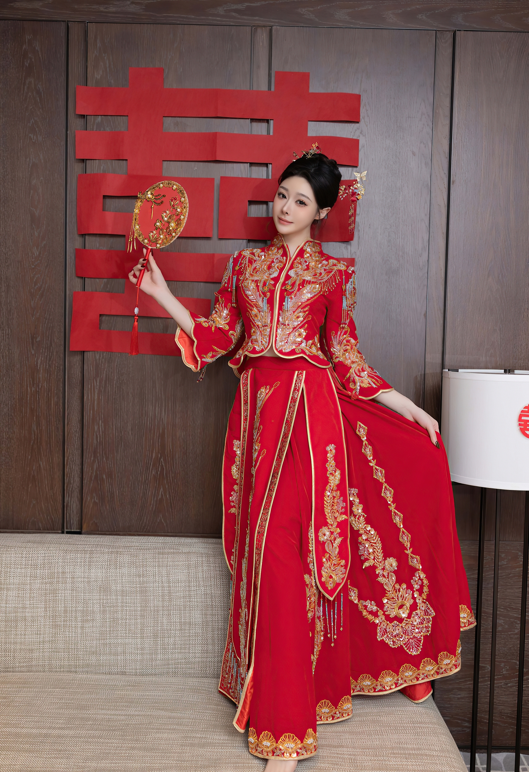 红金龙凤绣中式嫁衣衬娇颜 囍字环伺漾婚仪喜庆精致韵 红金龙凤绣中式嫁衣衬娇颜 囍字环伺漾婚仪喜庆精致韵