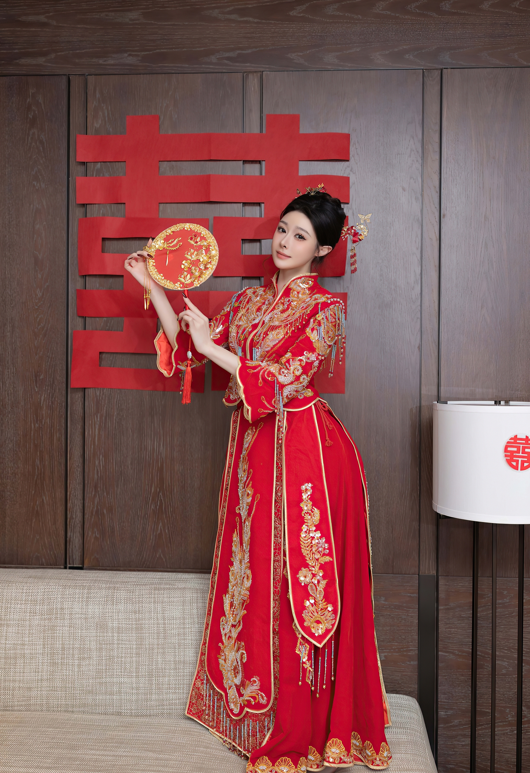 红金龙凤绣中式嫁衣衬娇颜 囍字环伺漾婚仪喜庆精致韵 红金龙凤绣中式嫁衣衬娇颜 囍字环伺漾婚仪喜庆精致韵