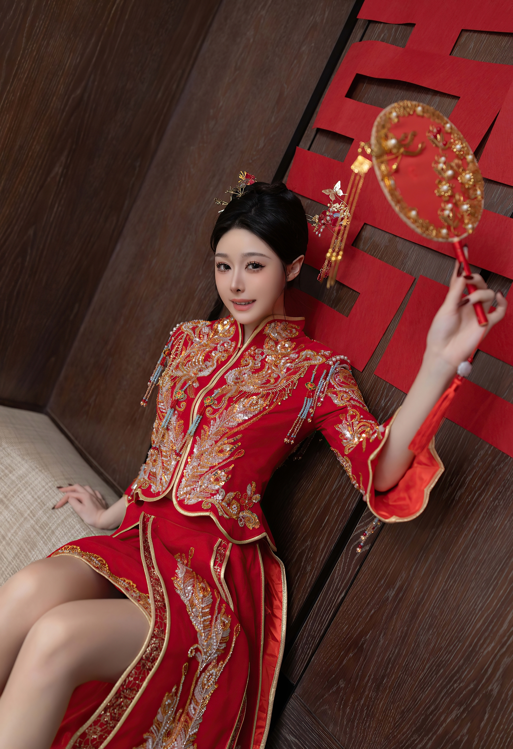 红金龙凤绣中式嫁衣衬娇颜 囍字环伺漾婚仪喜庆精致韵 红金龙凤绣中式嫁衣衬娇颜 囍字环伺漾婚仪喜庆精致韵