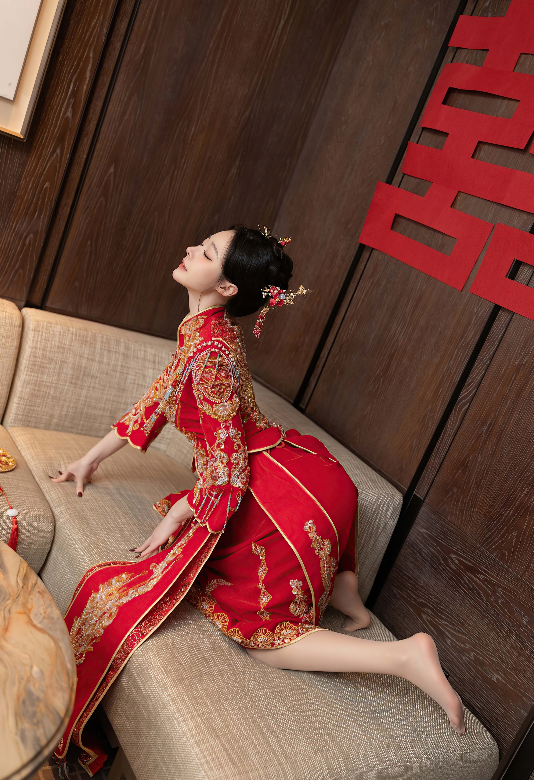 红金龙凤绣中式嫁衣衬娇颜 囍字环伺漾婚仪喜庆精致韵 红金龙凤绣中式嫁衣衬娇颜 囍字环伺漾婚仪喜庆精致韵