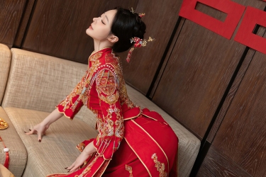 红金龙凤绣中式嫁衣衬娇颜 囍字环伺漾婚仪喜庆精致韵