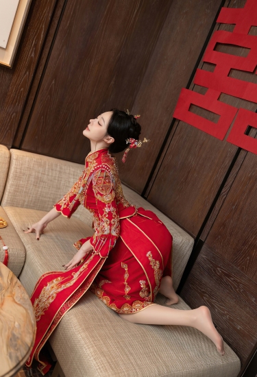 红金龙凤绣中式嫁衣衬娇颜 囍字环伺漾婚仪喜庆精致韵