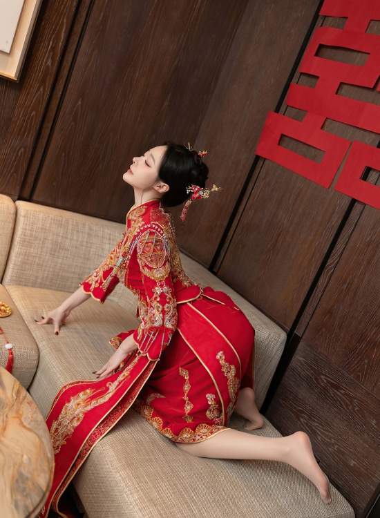 红金龙凤绣中式嫁衣衬娇颜 囍字环伺漾婚仪喜庆精致韵