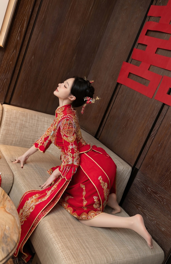 红金龙凤绣中式嫁衣衬娇颜 囍字环伺漾婚仪喜庆精致韵