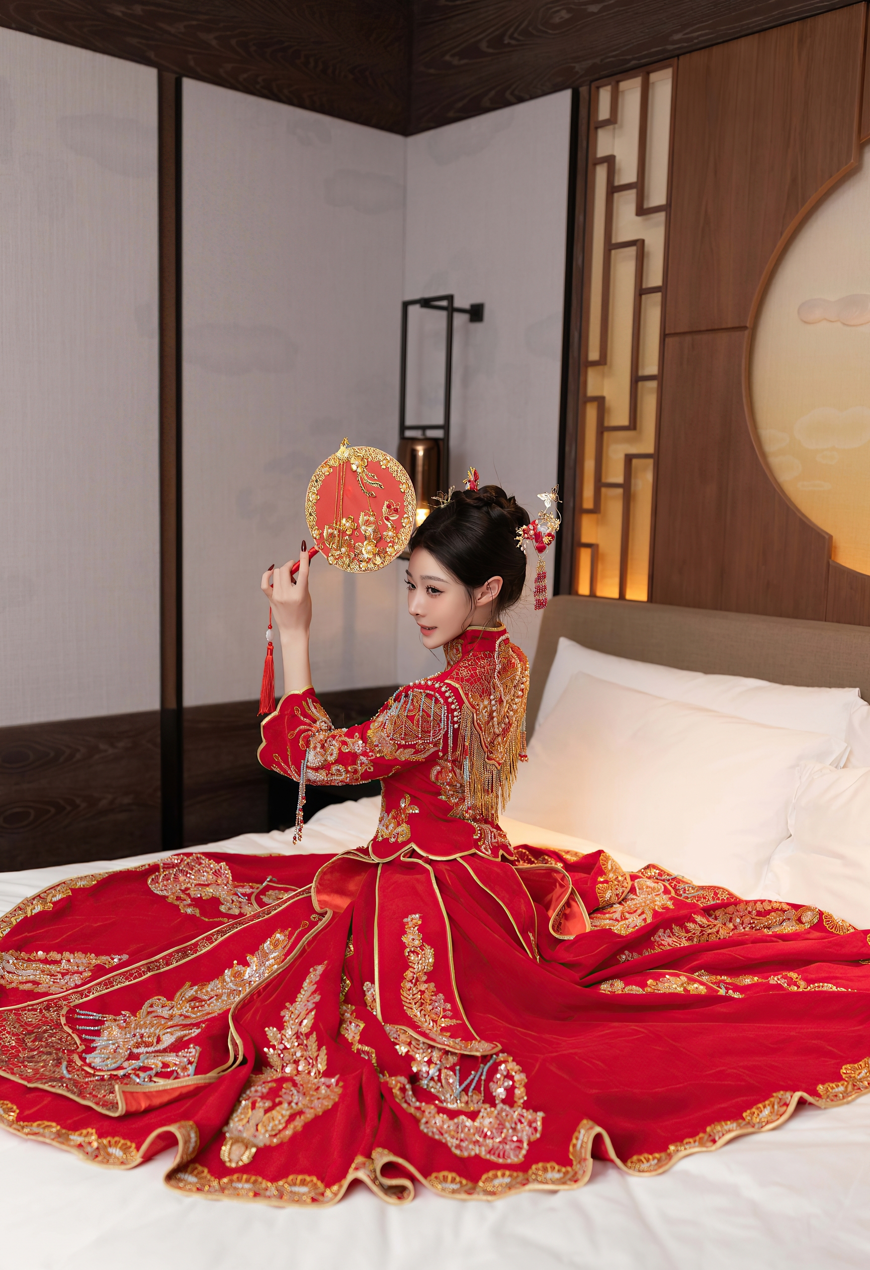 红金龙凤绣中式嫁衣衬娇颜 囍字环伺漾婚仪喜庆精致韵 红金龙凤绣中式嫁衣衬娇颜 囍字环伺漾婚仪喜庆精致韵