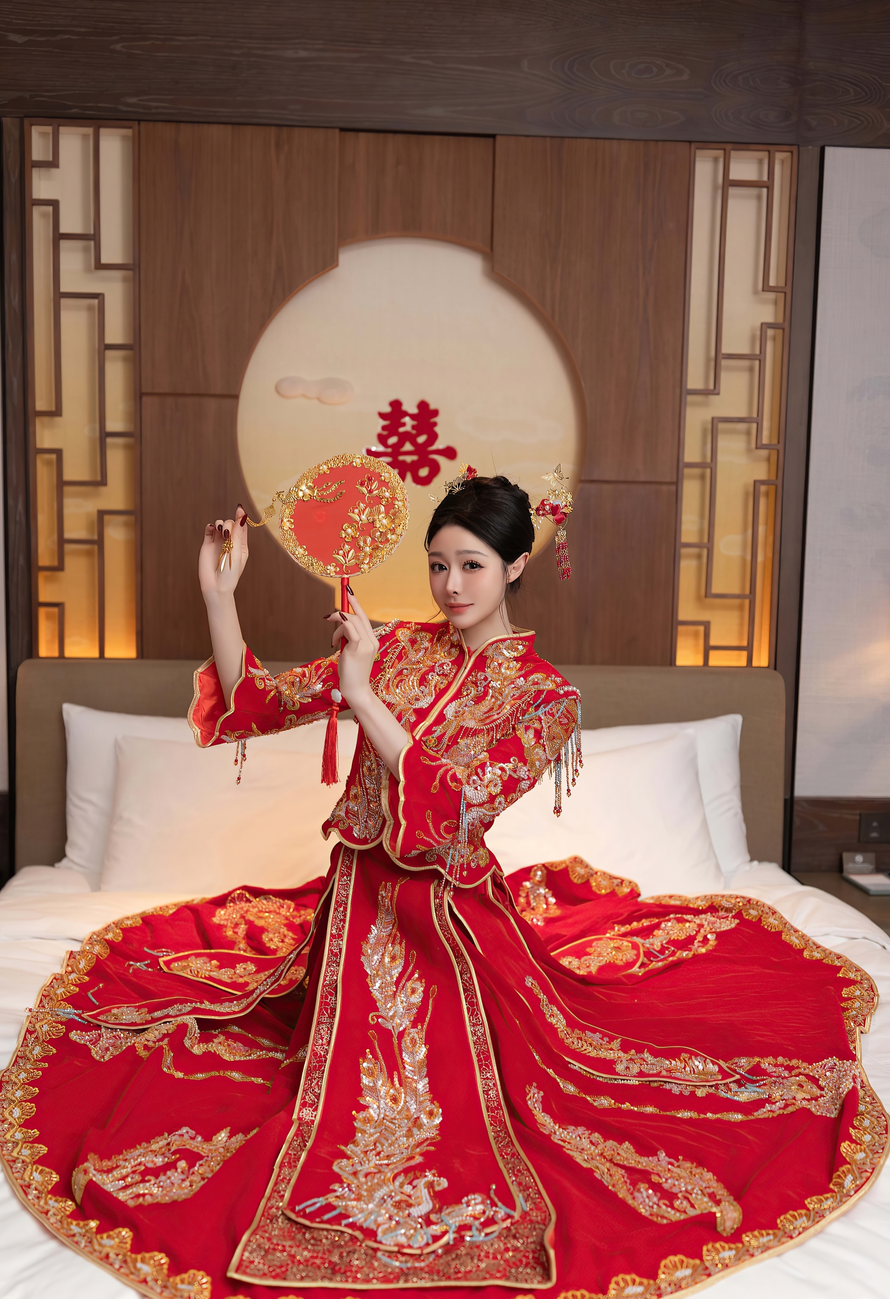 红金龙凤绣中式嫁衣衬娇颜 囍字环伺漾婚仪喜庆精致韵 红金龙凤绣中式嫁衣衬娇颜 囍字环伺漾婚仪喜庆精致韵