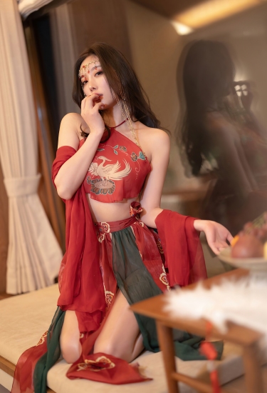 朱砂一点眉心，红纱半掩风华。她执羽扇倚窗，是古韵里走出来的惊鸿一瞥，美得令人心颤。