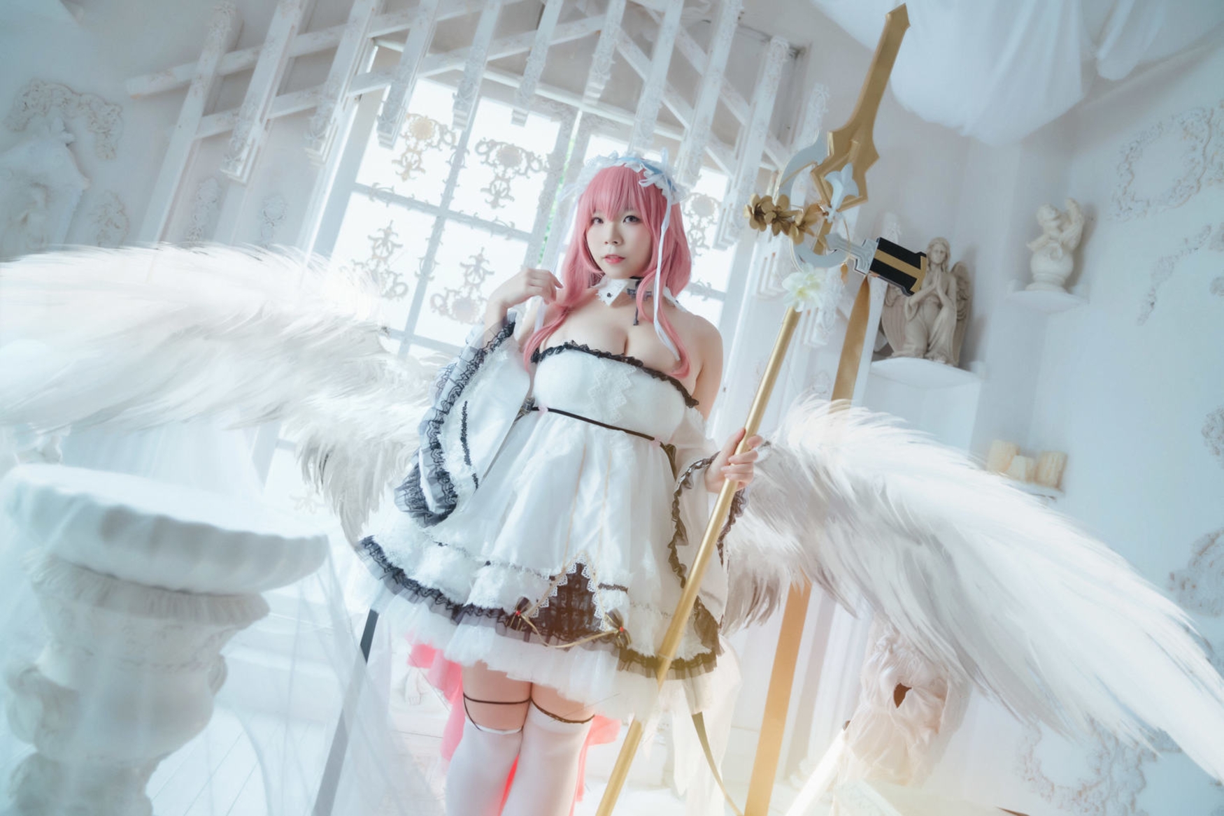 粉发圣女持权杖,纯白礼裙映光华。神圣与甜美交织,二次元之美在现实绽放,如梦似幻。 粉发圣女持权杖,纯白礼裙映光华。神圣与甜美交织,二次元之美在现实绽放,如梦似幻。