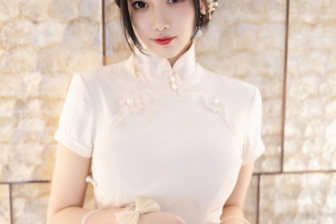 珠光玉润映华裳，她回眸一笑百媚生。是东方神韵与现代光影交织出的、最动人的绝色篇章。