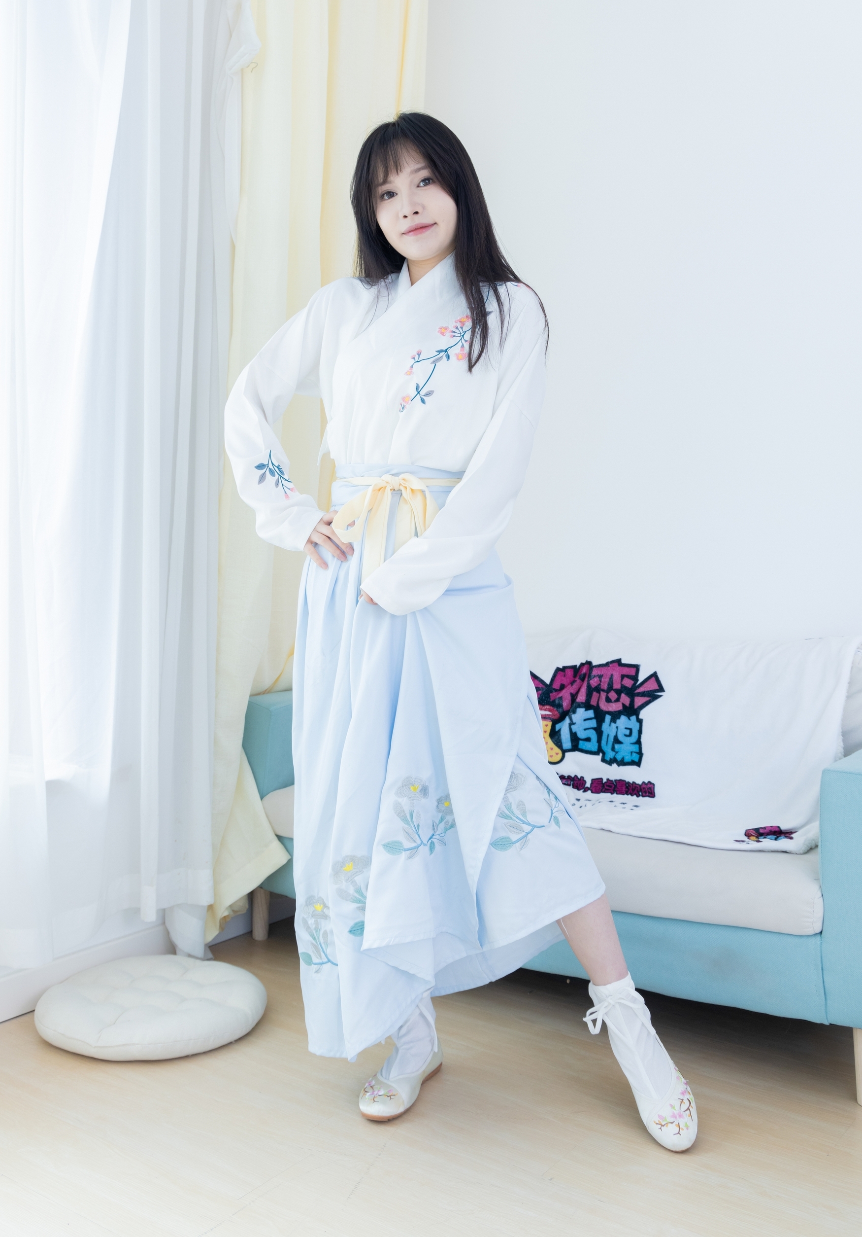 素衣如雪映春光,淡蓝裙裾绣花香。现代闺阁藏古韵,一颦一笑皆是诗,汉服之美在日常。 素衣如雪映春光,淡蓝裙裾绣花香。现代闺阁藏古韵,一颦一笑皆是诗,汉服之美在日常。