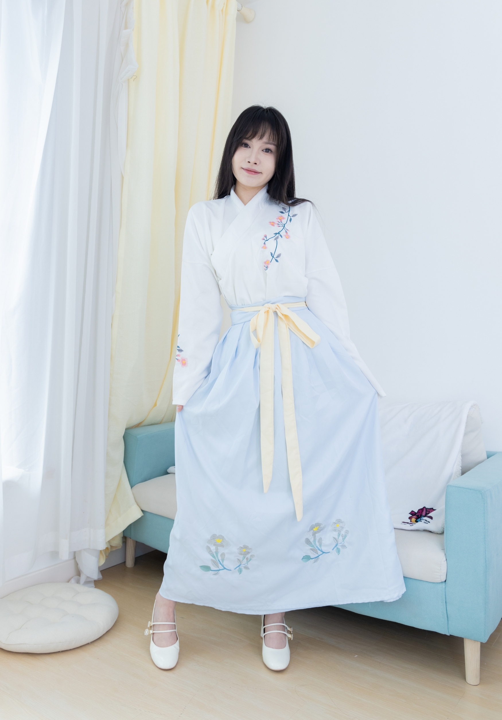 素衣如雪映春光,淡蓝裙裾绣花香。现代闺阁藏古韵,一颦一笑皆是诗,汉服之美在日常。 素衣如雪映春光,淡蓝裙裾绣花香。现代闺阁藏古韵,一颦一笑皆是诗,汉服之美在日常。