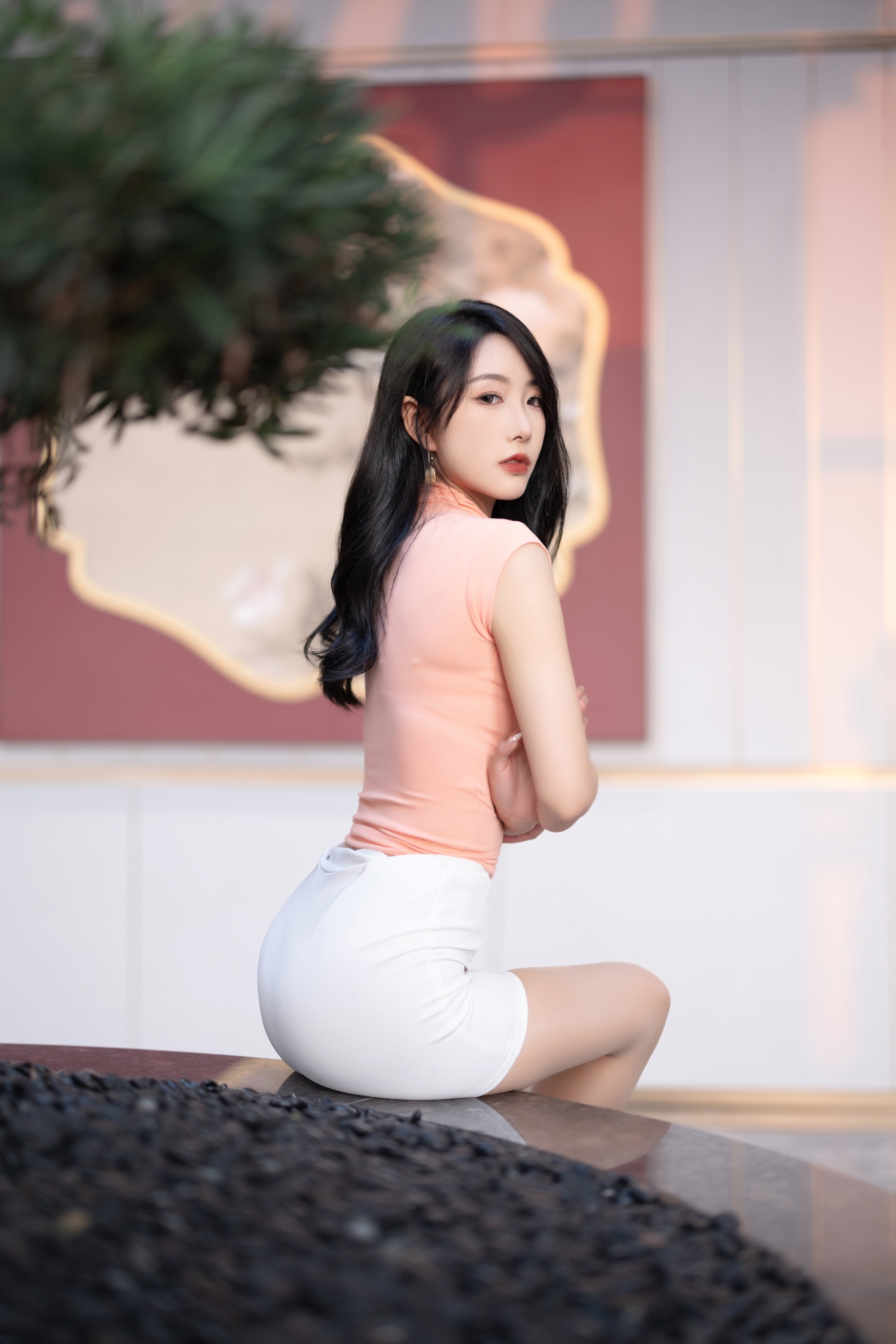 粉橘上衣配白裙,高跟细腿显风姿。现代都市丽人范,简约时尚亦优雅,自信魅力最动人。 粉橘上衣配白裙,高跟细腿显风姿。现代都市丽人范,简约时尚亦优雅,自信魅力最动人。