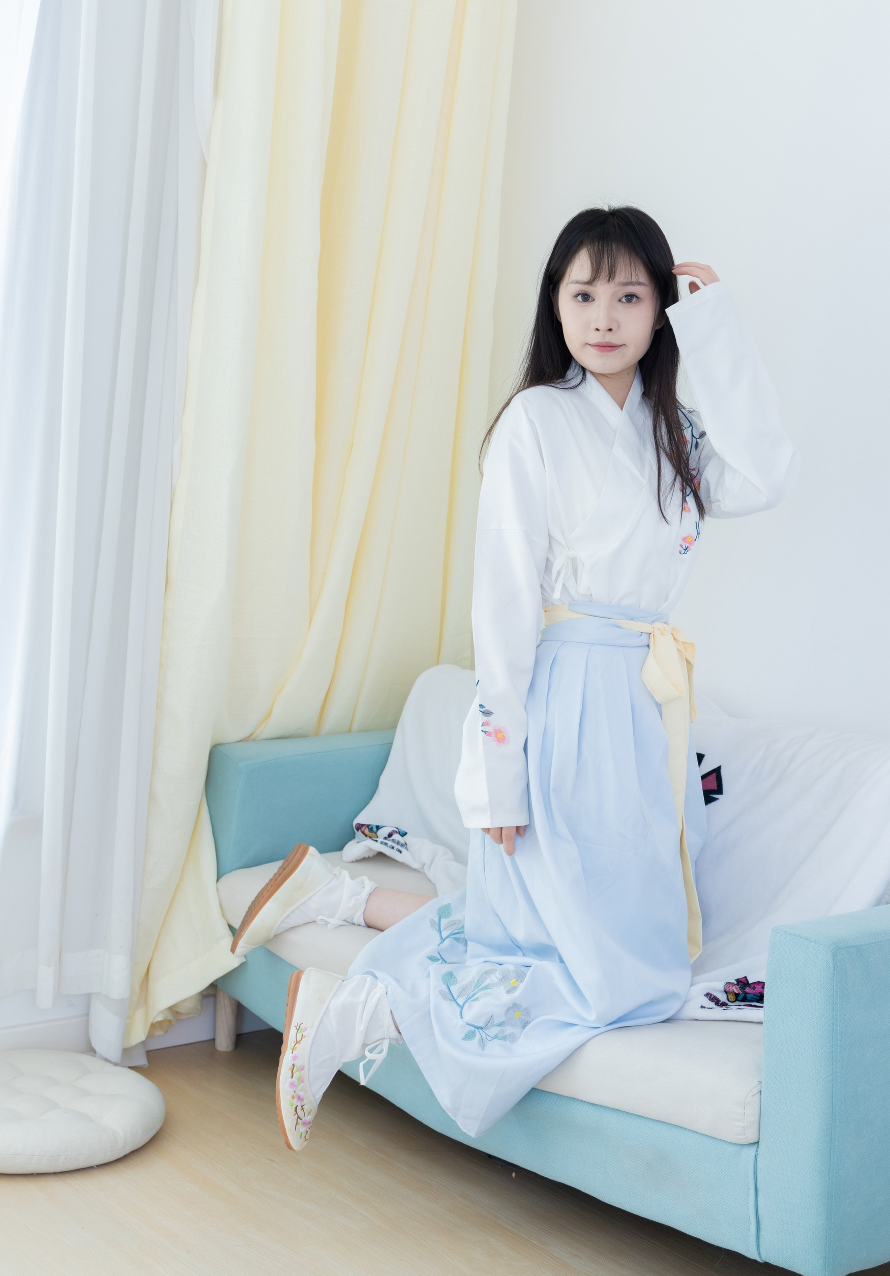 素衣如雪映春光,淡蓝裙裾绣花香。现代闺阁藏古韵,一颦一笑皆是诗,汉服之美在日常。 素衣如雪映春光,淡蓝裙裾绣花香。现代闺阁藏古韵,一颦一笑皆是诗,汉服之美在日常。