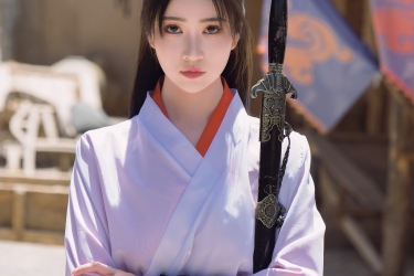 剑影如霜映孤城，红袖藏锋待君名。一念成痴千山雪，此心不渝是卿卿。