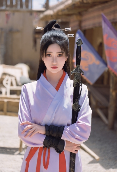 剑影如霜映孤城，红袖藏锋待君名。一念成痴千山雪，此心不渝是卿卿。