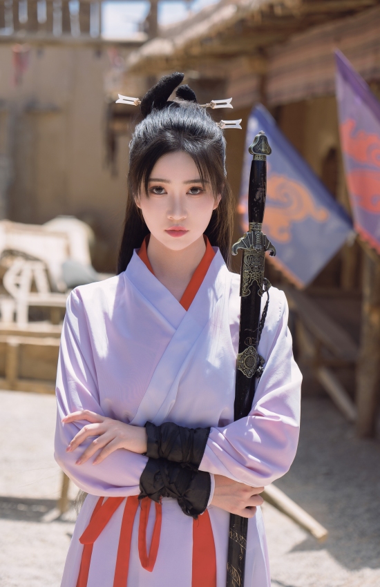 剑影如霜映孤城，红袖藏锋待君名。一念成痴千山雪，此心不渝是卿卿。