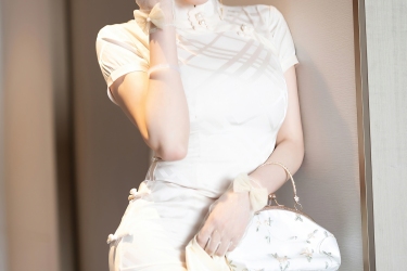 晨光穿透纱帘，她身着素白旗袍，在光影里低眉浅笑，是现代都市中一抹永不褪色的古典温柔