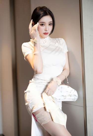 晨光穿透纱帘，她身着素白旗袍，在光影里低眉浅笑，是现代都市中一抹永不褪色的古典温柔