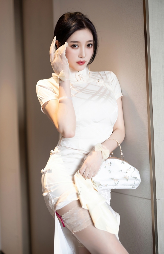 晨光穿透纱帘，她身着素白旗袍，在光影里低眉浅笑，是现代都市中一抹永不褪色的古典温柔