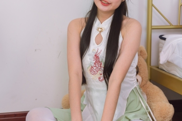 青白相映似春水，龙纹点缀更添雅。少女笑靥如花绽，现代闺房里，汉服新韵正当时。