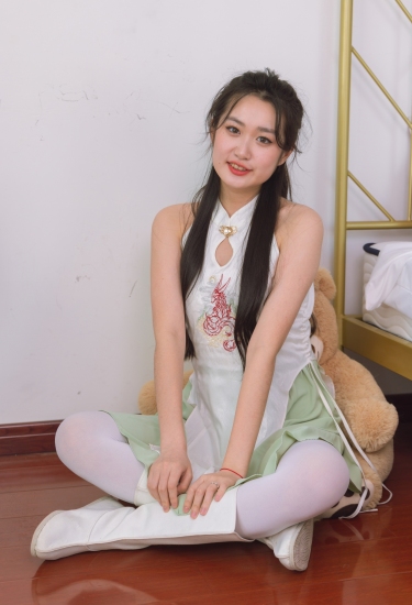 青白相映似春水，龙纹点缀更添雅。少女笑靥如花绽，现代闺房里，汉服新韵正当时。