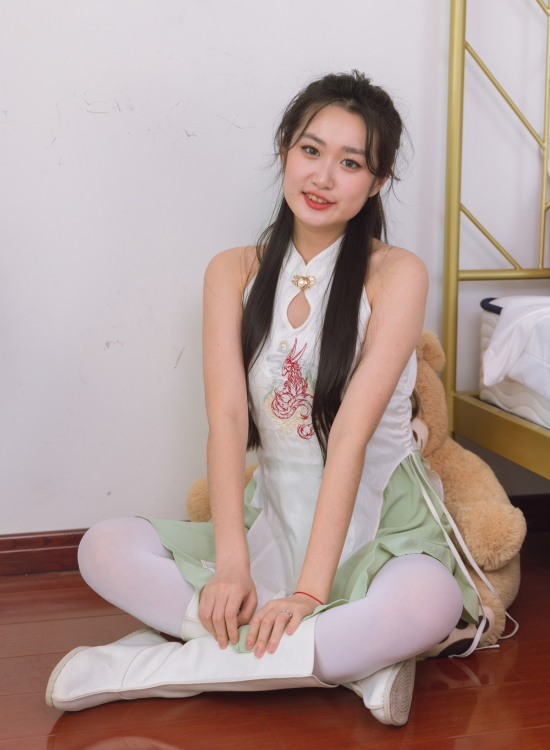 青白相映似春水，龙纹点缀更添雅。少女笑靥如花绽，现代闺房里，汉服新韵正当时。