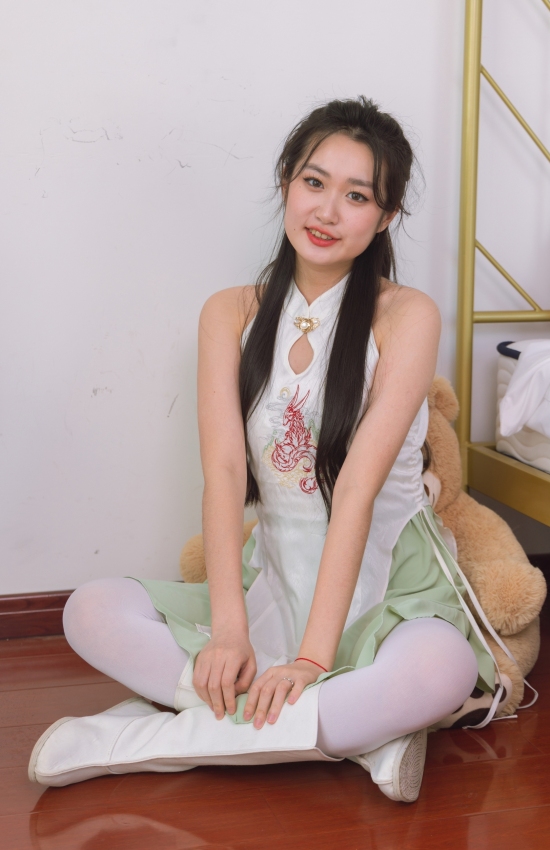 青白相映似春水，龙纹点缀更添雅。少女笑靥如花绽，现代闺房里，汉服新韵正当时。