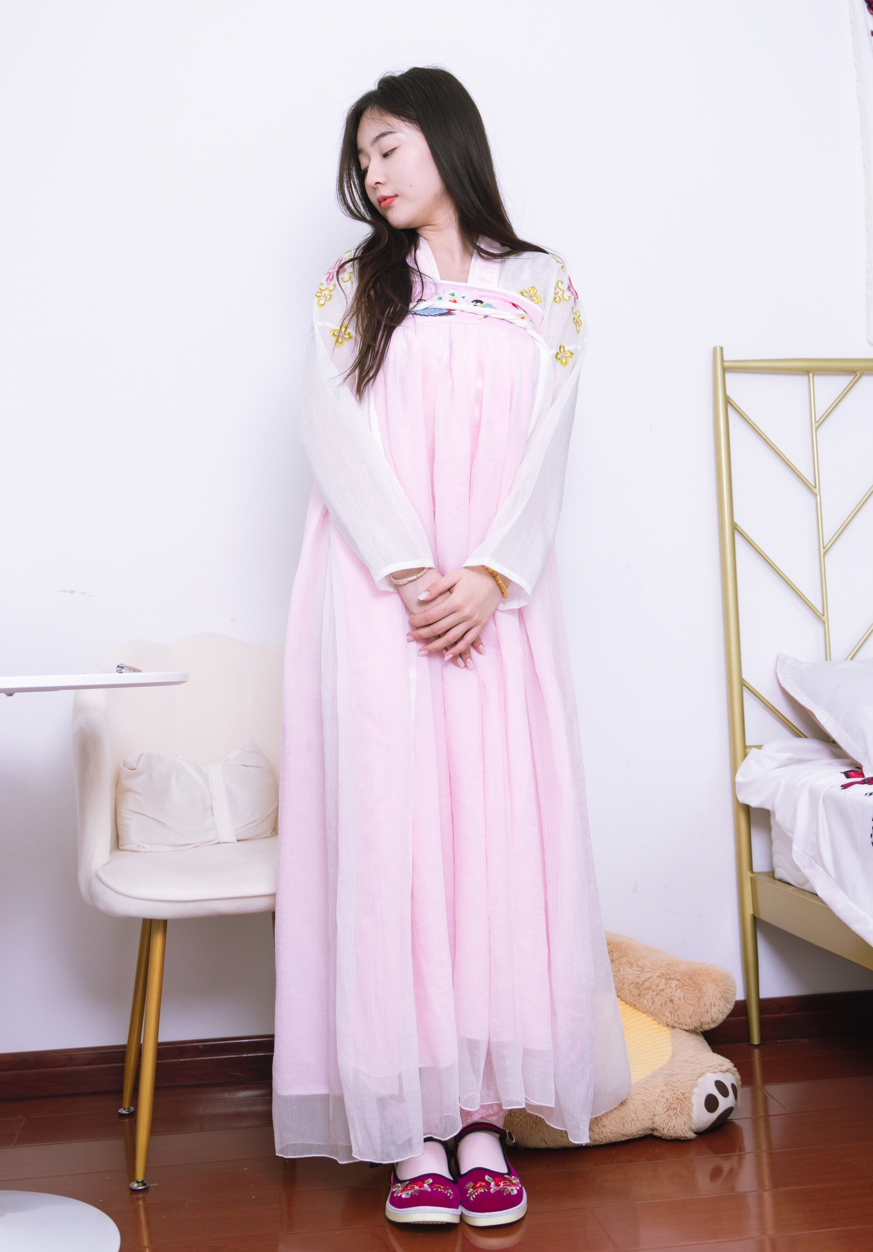 粉黛佳人着汉服,轻纱曼舞映日常。现代居室里,传统服饰绽放温柔诗意,诠释别样东方美。 粉黛佳人着汉服,轻纱曼舞映日常。现代居室里,传统服饰绽放温柔诗意,诠释别样东方美。