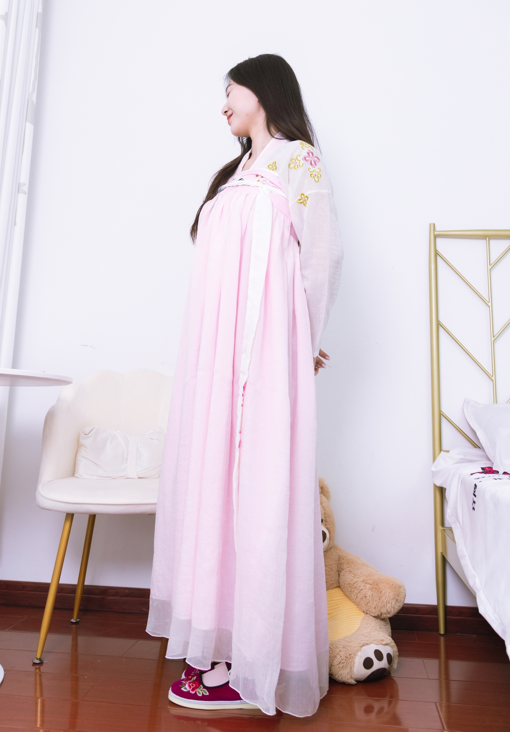 粉黛佳人着汉服,轻纱曼舞映日常。现代居室里,传统服饰绽放温柔诗意,诠释别样东方美。 粉黛佳人着汉服,轻纱曼舞映日常。现代居室里,传统服饰绽放温柔诗意,诠释别样东方美。