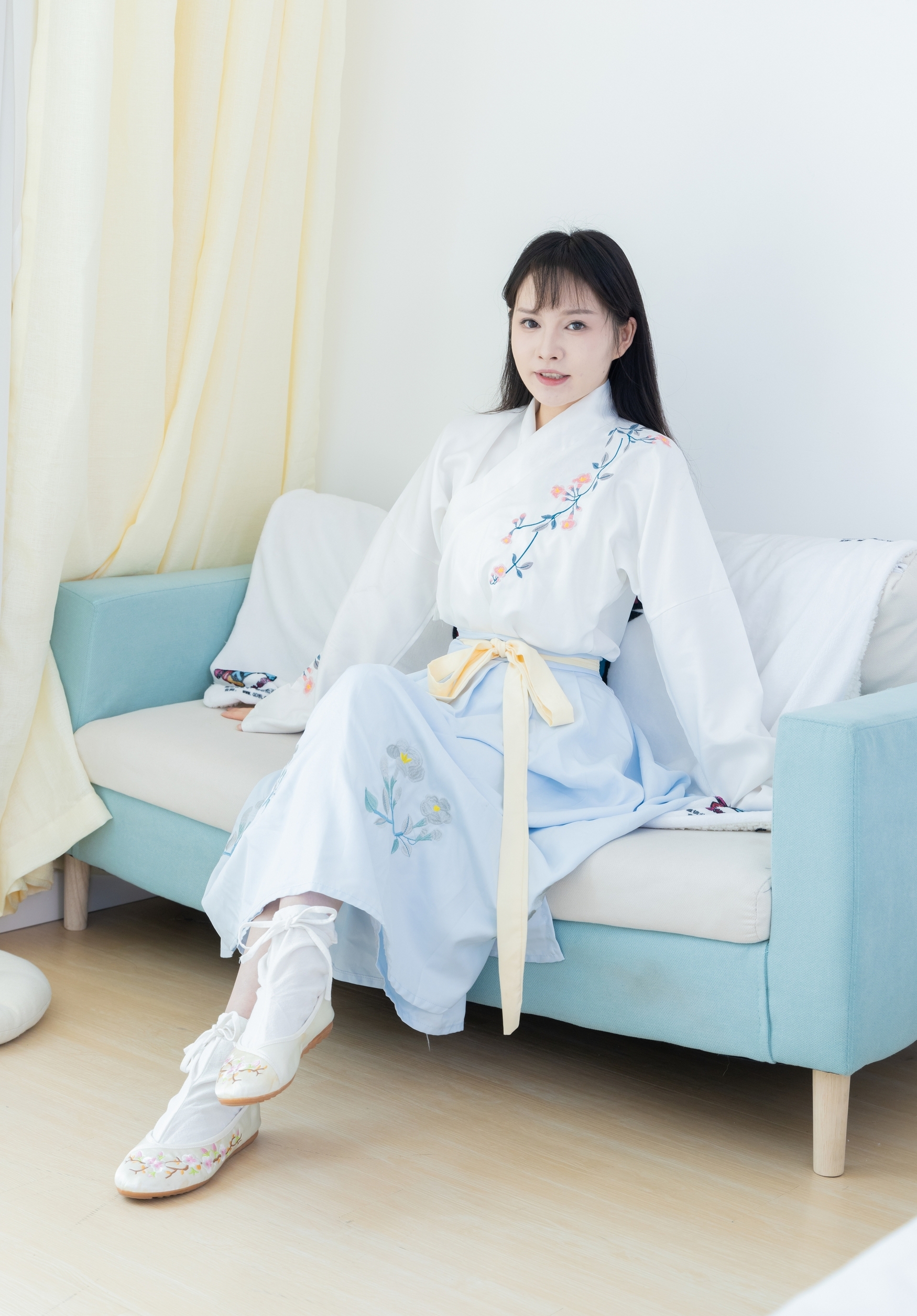 素衣如雪映春光,淡蓝裙裾绣花香。现代闺阁藏古韵,一颦一笑皆是诗,汉服之美在日常。 素衣如雪映春光,淡蓝裙裾绣花香。现代闺阁藏古韵,一颦一笑皆是诗,汉服之美在日常。