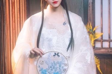 素衣倚栏对花影，团扇轻摇月如钩。一念成痴千百度，梦回故里是君眸。