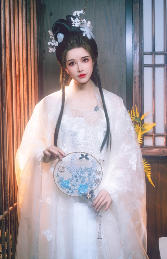 素衣倚栏对花影，团扇轻摇月如钩。一念成痴千百度，梦回故里是君眸。