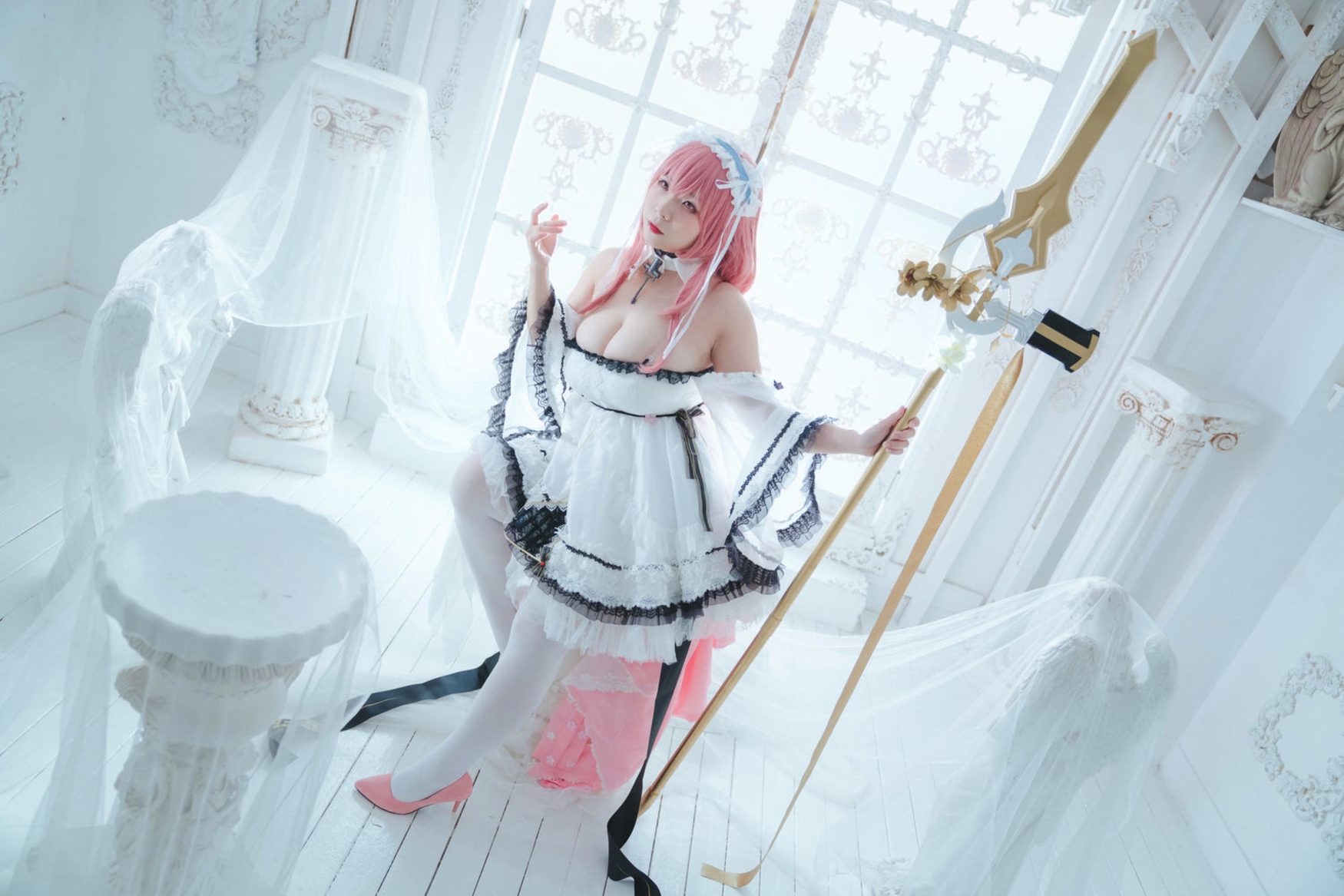 粉发圣女持权杖,纯白礼裙映光华。神圣与甜美交织,二次元之美在现实绽放,如梦似幻。 粉发圣女持权杖,纯白礼裙映光华。神圣与甜美交织,二次元之美在现实绽放,如梦似幻。