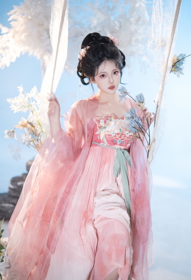 粉衣汉服少女荡秋千，如诗如画春日梦