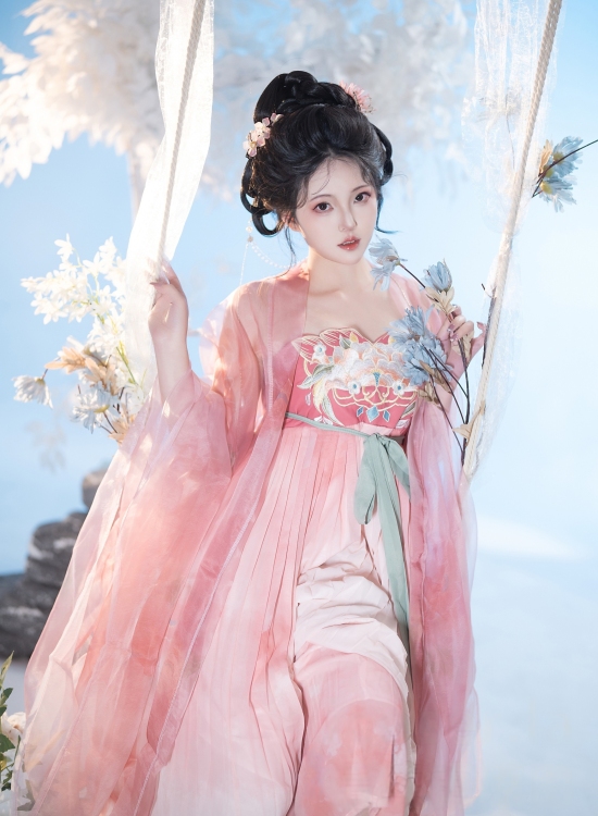 粉衣汉服少女荡秋千，如诗如画春日梦