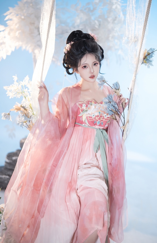 粉衣汉服少女荡秋千，如诗如画春日梦