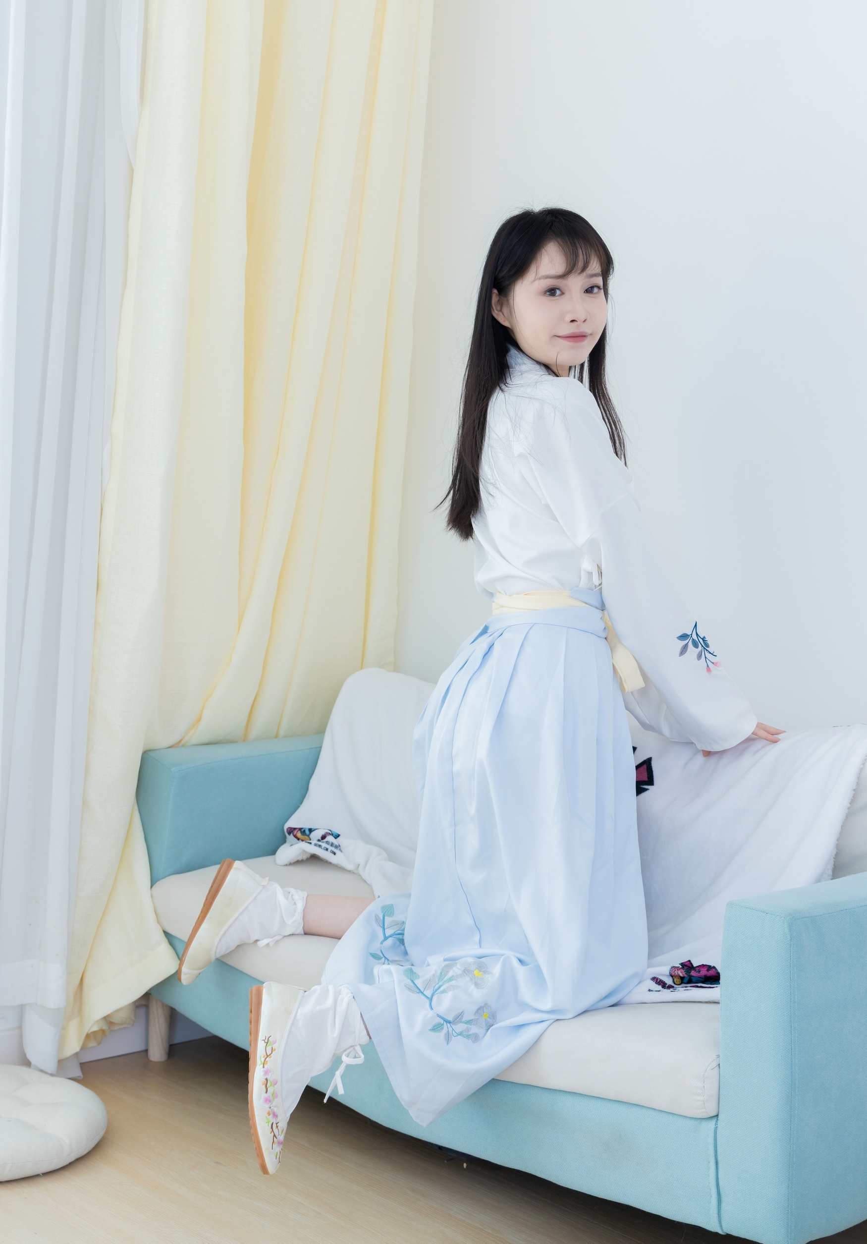 素衣如雪映春光,淡蓝裙裾绣花香。现代闺阁藏古韵,一颦一笑皆是诗,汉服之美在日常。 素衣如雪映春光,淡蓝裙裾绣花香。现代闺阁藏古韵,一颦一笑皆是诗,汉服之美在日常。