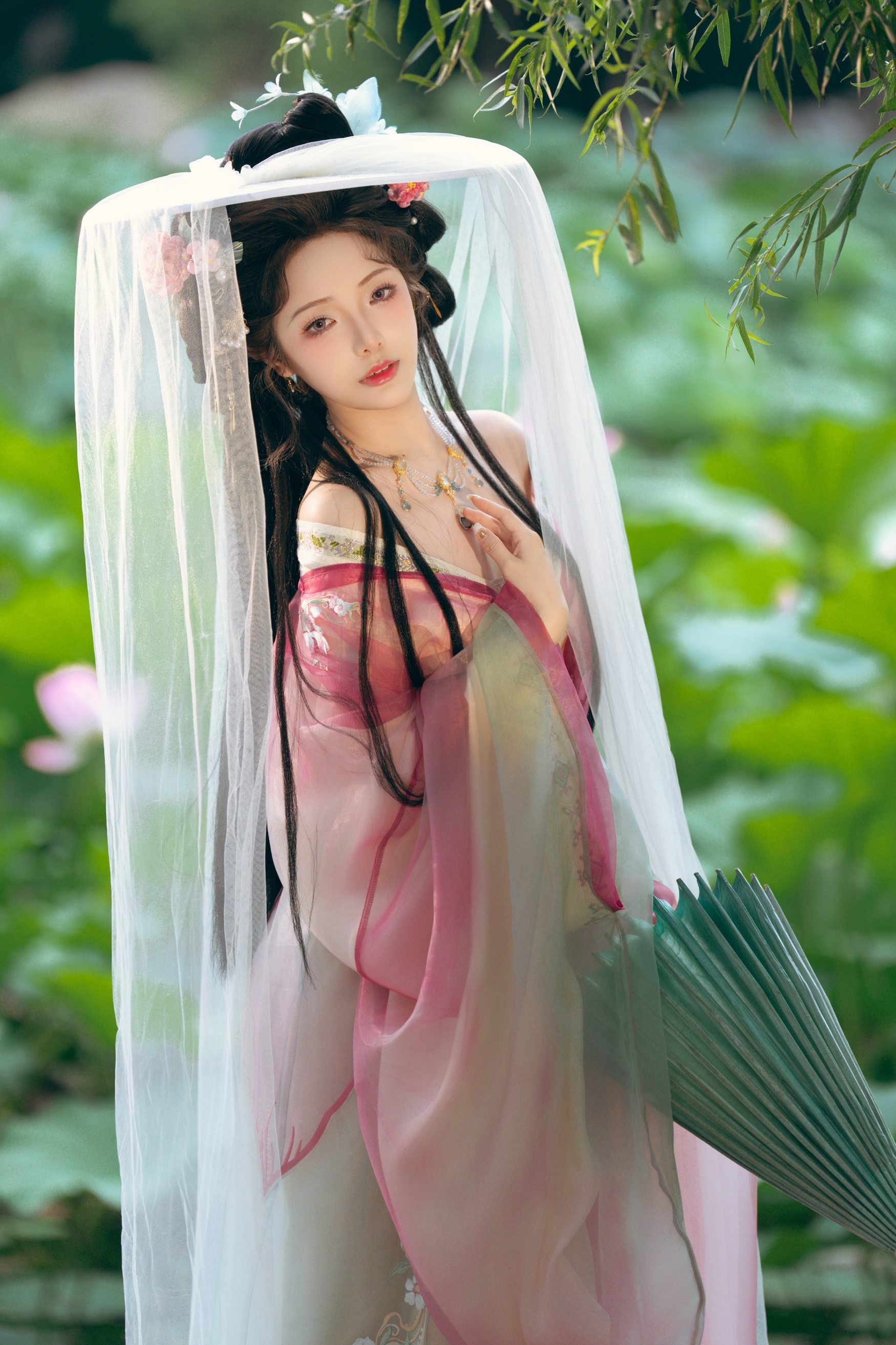 荷塘仙子执莲归,粉纱轻舞映碧水。古韵风华倾城色,一颦一笑皆是画,盛夏光年里的东方神韵。 荷塘仙子执莲归,粉纱轻舞映碧水。古韵风华倾城色,一颦一笑皆是画,盛夏光年里的东方神韵。