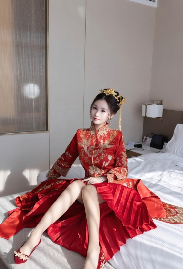 红裳映晨光，金凤栖玉容，一念倾城喜