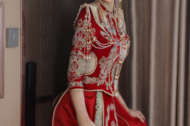 红妆未褪人已远，空闺独坐对镜台。满身锦绣无人赏，唯有相思入梦来。