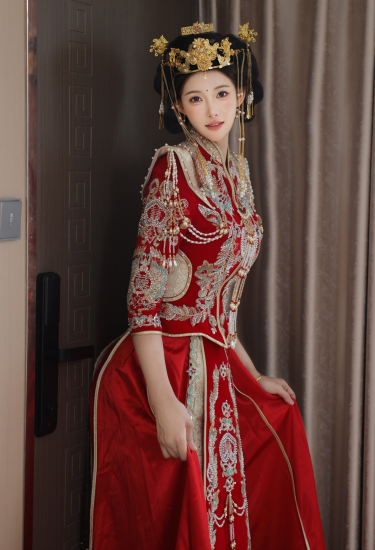 红妆未褪人已远，空闺独坐对镜台。满身锦绣无人赏，唯有相思入梦来。